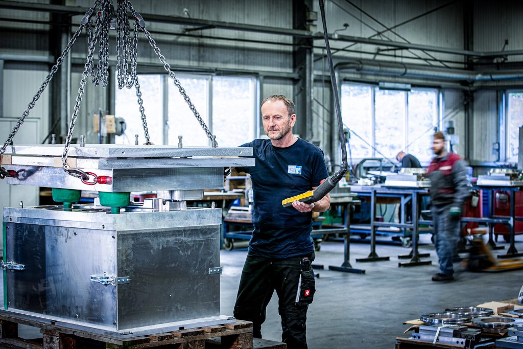 Ein Mitarbeiter der SLR Tooling GmbH in der Produktionshalle