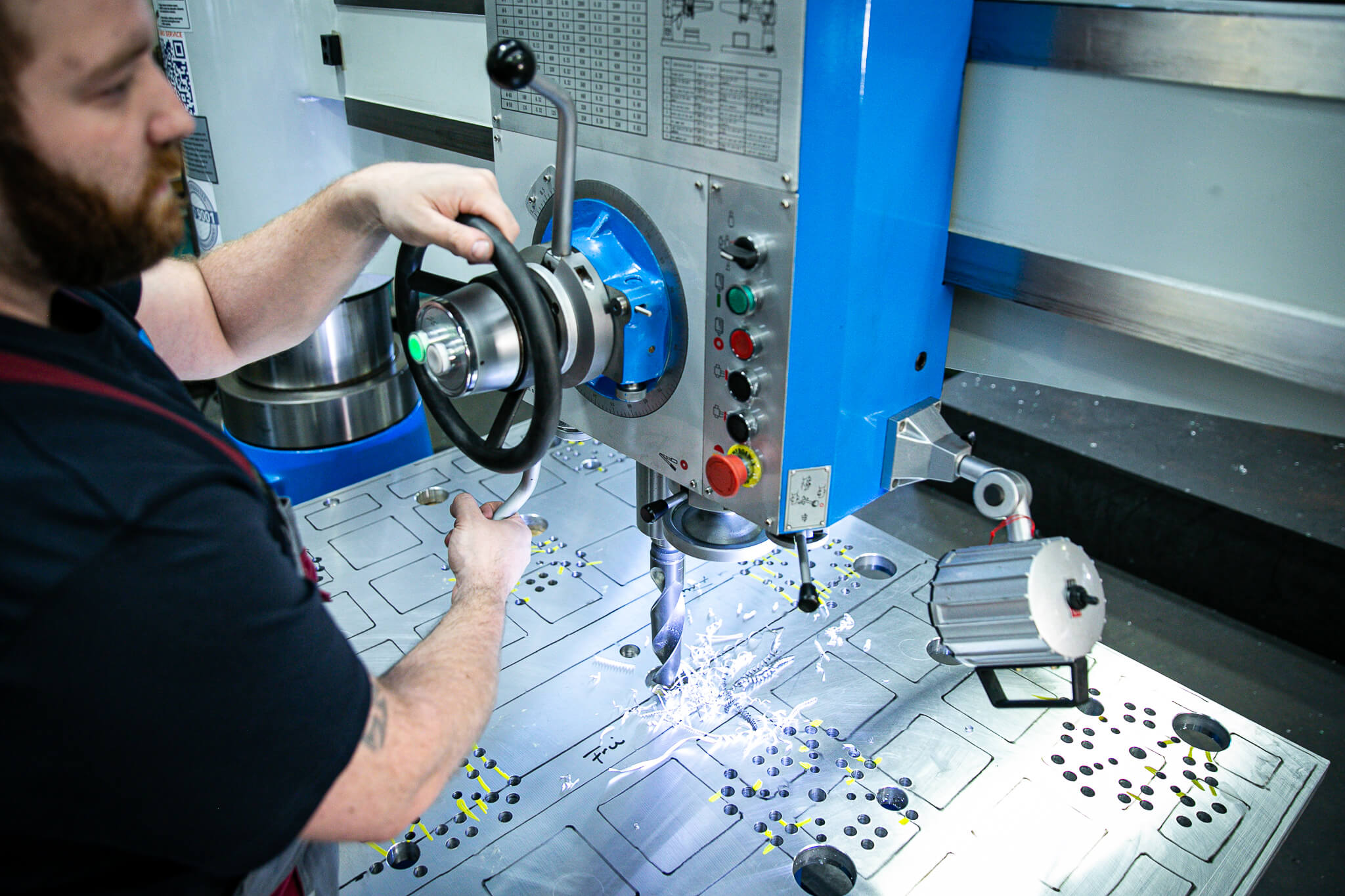 Ein Mitarbeiter der SLR-Tooling GmbH arbeitet an einer CNC-Fräsmaschine